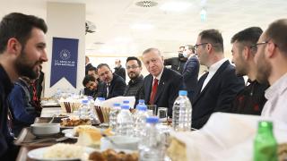 Cumhurbaşkanı Erdoğan, öğrencilerle iftarda bir araya geldi