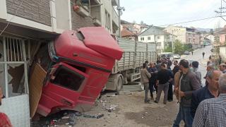 Park halindeyken freni boşalan tır dükkana girdi