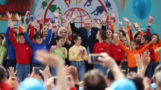 Erdoğan çifti çocukların seslendirdiği 23 Nisan şarkısına eşlik etti