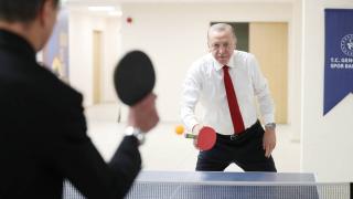 Cumhurbaşkanı Erdoğan, öğrencilerle masa tenisi oynadı