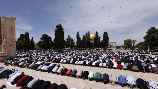 On binlerce Filistinli Mescidi Aksada cuma namazı kıldı haber görseli