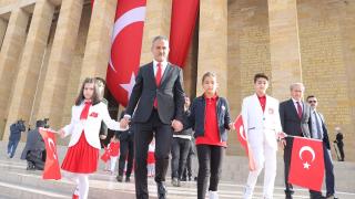 Milli Eğitim Bakanı Özer, çocuklarla birlikte Anıtkabir'de