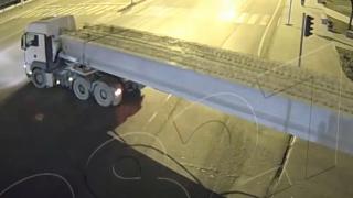 Samsun'da bir cip beton köprü taşıyan tırın altından geçti