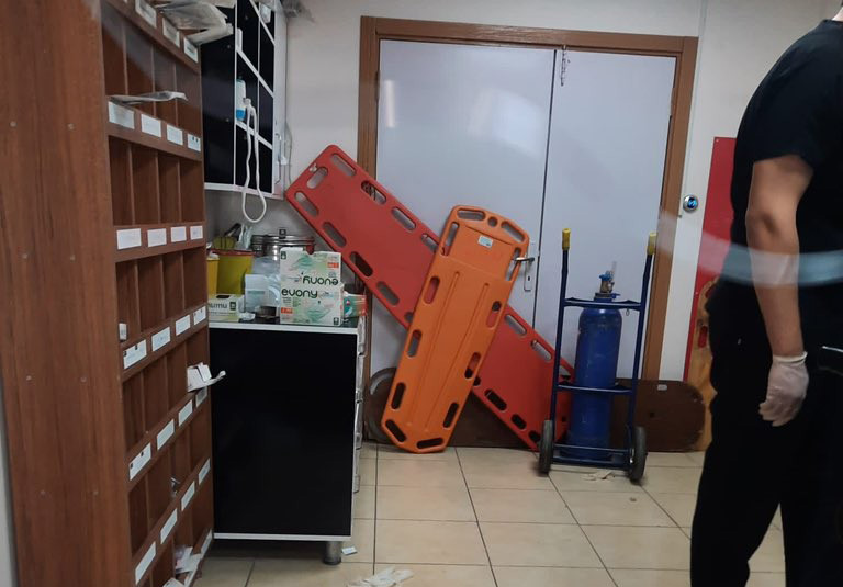 Acil müdahale odasının kapısı bariyerlerle kapatıldı