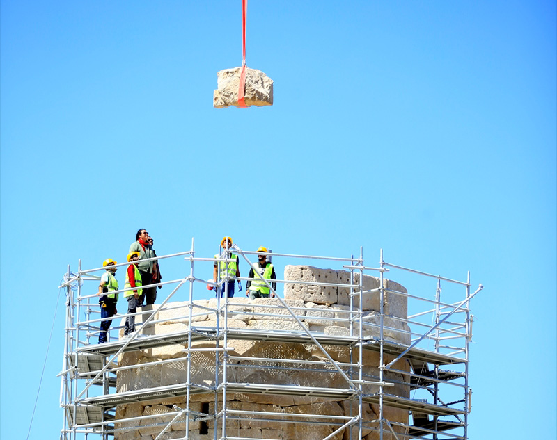 Yazıt ve yunus kabartması kuleye yerleştirildi