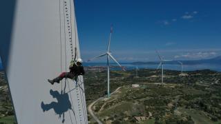 Yükseklik korkusuna rağmen gökdelenlerde çalışıyor