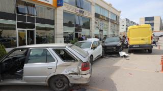 Kontrolden çıkan kargo aracı 7 araca çarparak durabildi