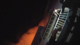 ABD'de bir bebeğin yangından kurtarıldığı anlar polis kamerasında