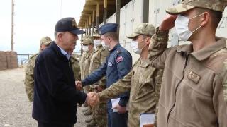 Bakan Akar Irak sınırının sıfır noktasında iftar yaptı