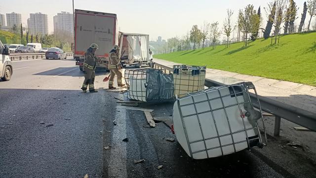 TEMde kaza: Kamyonetteki kimyasal maddeler yola döküldü
