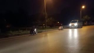 Akülü sandalyeleriyle gezen 2 kişiye minibüsüyle refakat etti