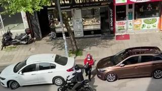 Kuyumcuyu vuran soyguncuların altınlarla kaçış anı kamerada