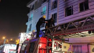İstanbul'da bina yangını: Mahsur kalanları itfaiye kurtardı