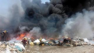 İzmir'de geri dönüşüm tesisinde yangın: Gökyüzü dumanla kaplandı