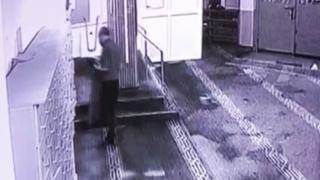 Çaldığı ayakkabıyı beğenmedi, başkasıyla değiştirdi