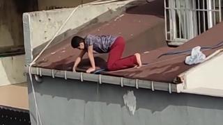 Çatıda tehlikeli temizlik