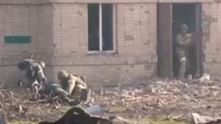 Mariupol'deki sokak çatışması kamerada