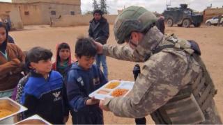 Mehmetçikten Barış Pınarı bölgesine yardım eli