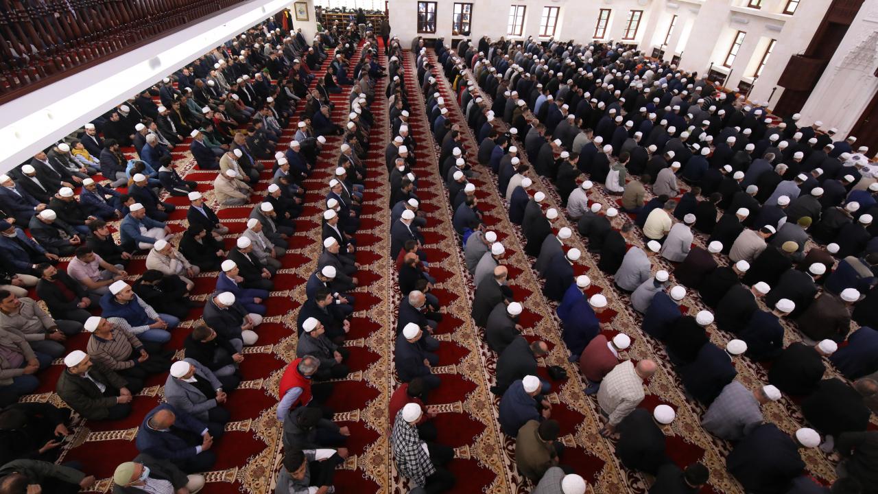 Doğu`da camiler doldu