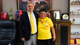 Bulduğu altınları belediyeye götüren zihinsel engelli Aslı'ya kıyafet hediye edildi