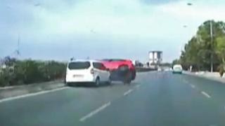 Hafif ticari aracın çarptığı otomobil yan yattı