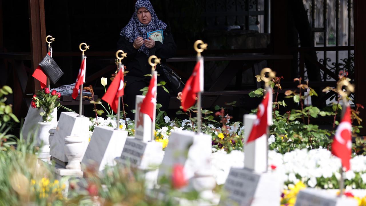 "Yetiştirme yurdunda büyüğü arkadaşının mezarını ziyaret etti"