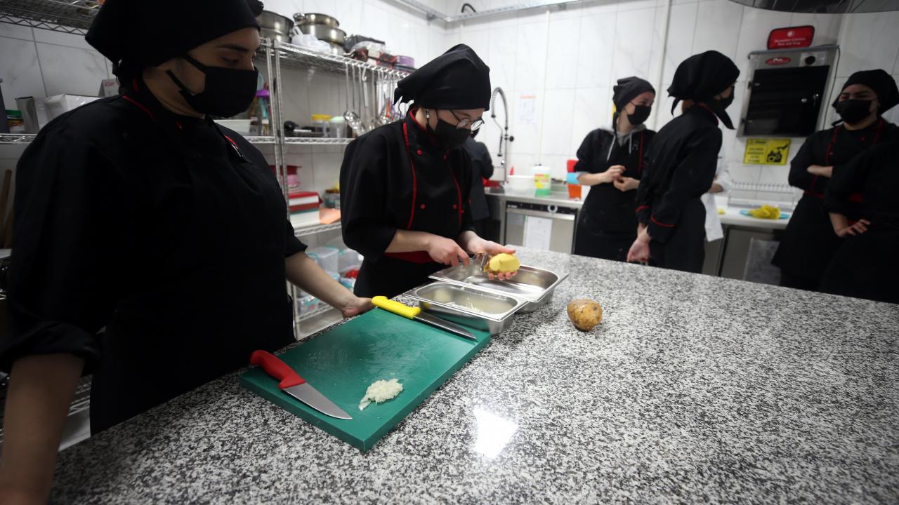 "Gıda sektörüne kalifiye eleman yetiştirme gayretindeyiz"