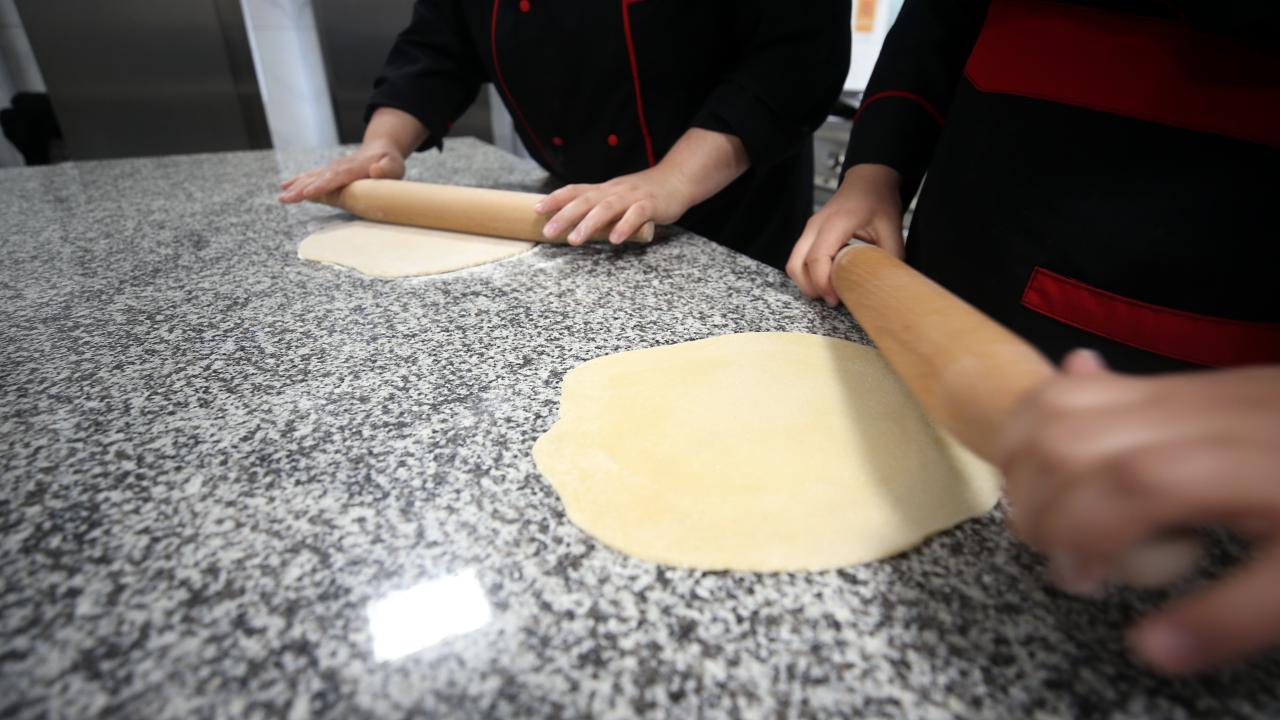 Başer, taşımalı eğitim veren okullara yemek çıkaran okullardan biri olduklarına işaret ederek, şöyle konuştu: