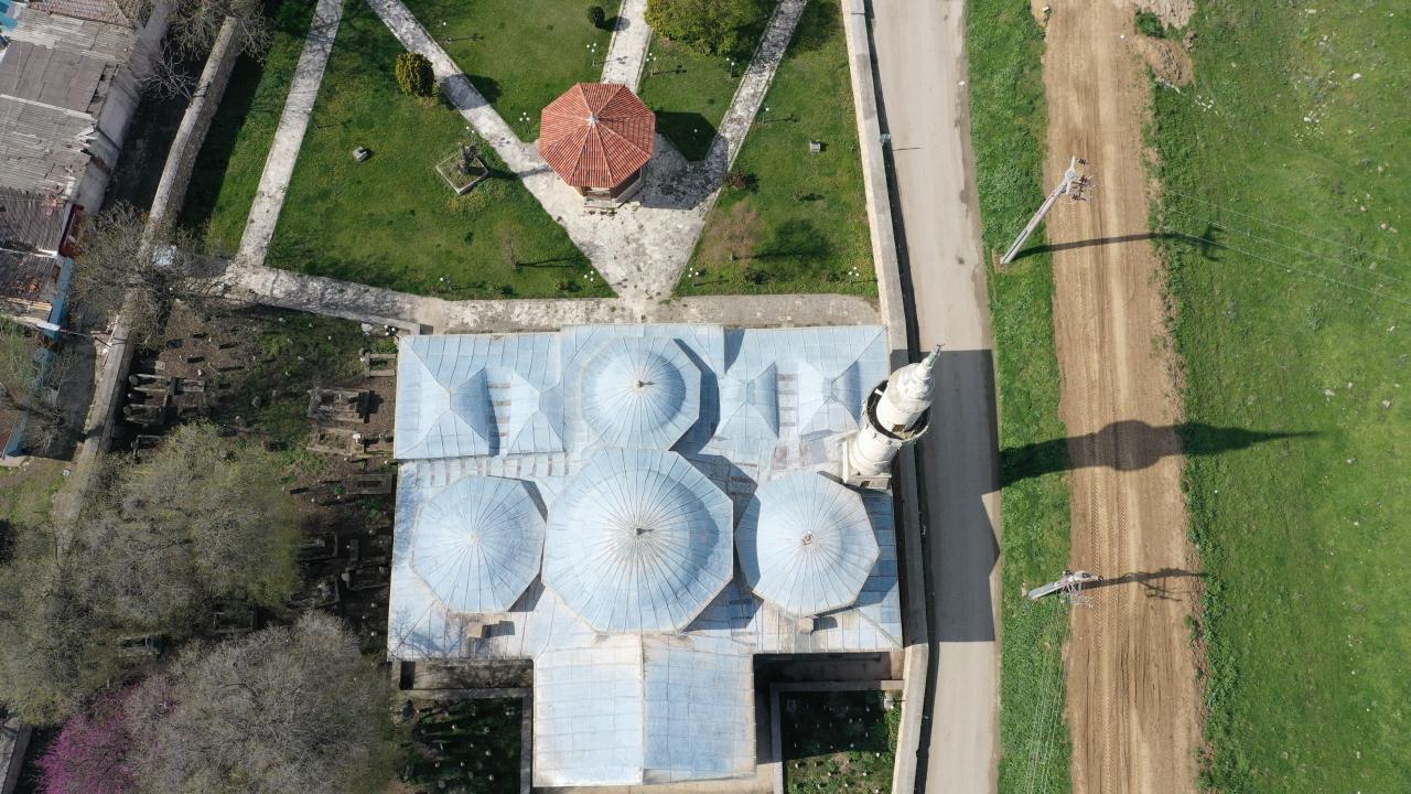 Tamamen kesme taşla yapılan cami, tek kubbe ve tek minareden oluşuyor.