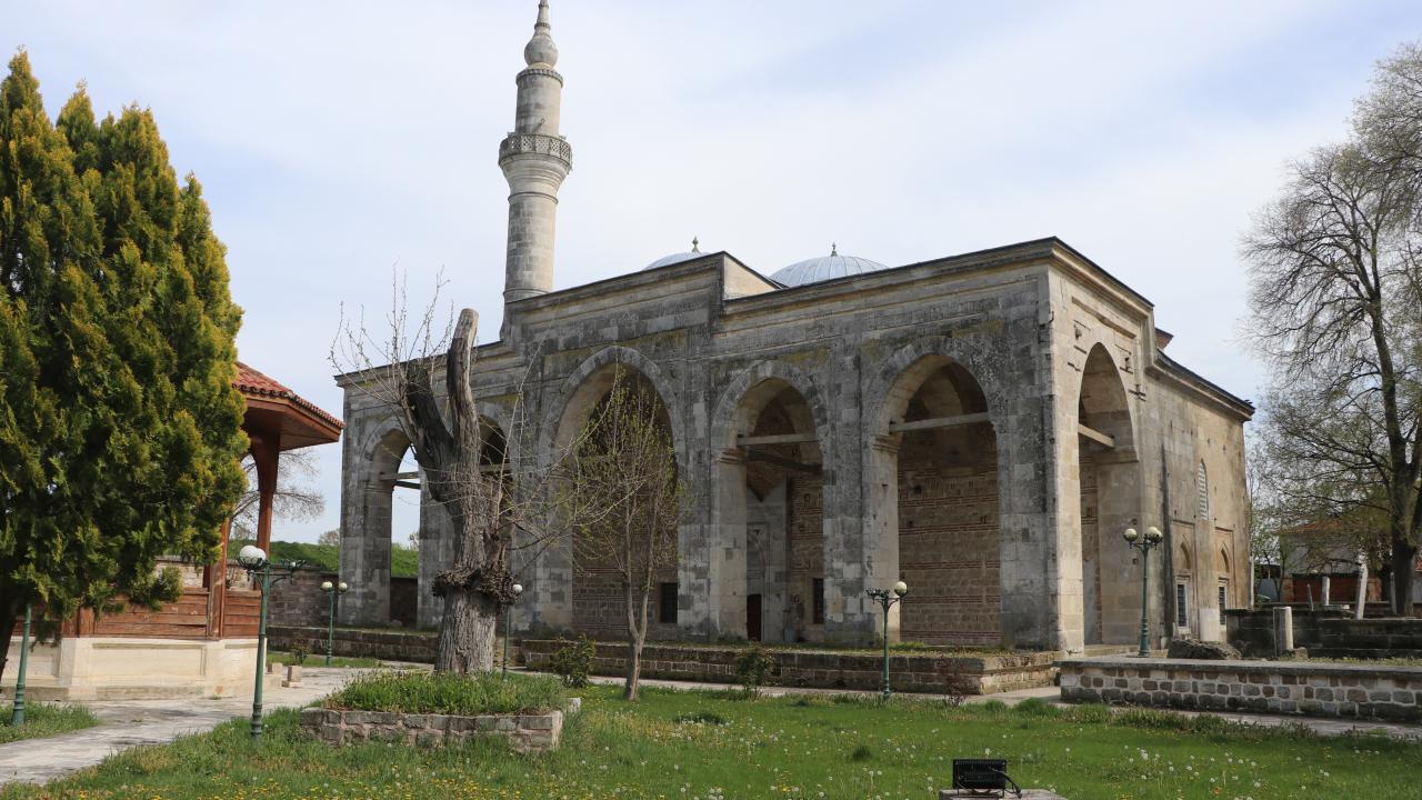 Kesme taştan yapılan caminin soğan şeklindeki minaresiyle dikkati çektiğini vurgulayan Gök, şunları kaydetti: