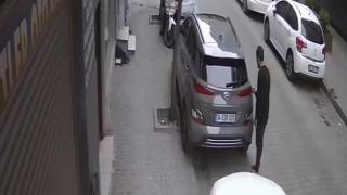 Elindeki cam parçasıyla onlarca aracı çizdi