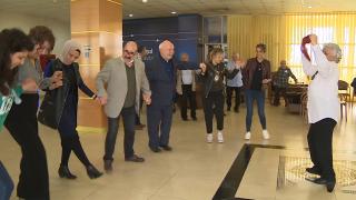 Huzurevinde ziyaretçi mutluluğu: Halaylar çekildi, şarkılar söylendi