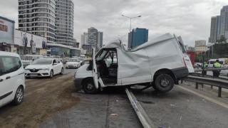 İstanbul'da minibüs bariyerlere çarparak takla attı
