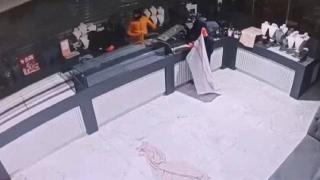 Beykoz'da kuyumcu soygunu: Çaldıkları altınları çuvala doldurdular