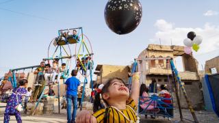 Yıkıntılar arasında seyyar lunapark