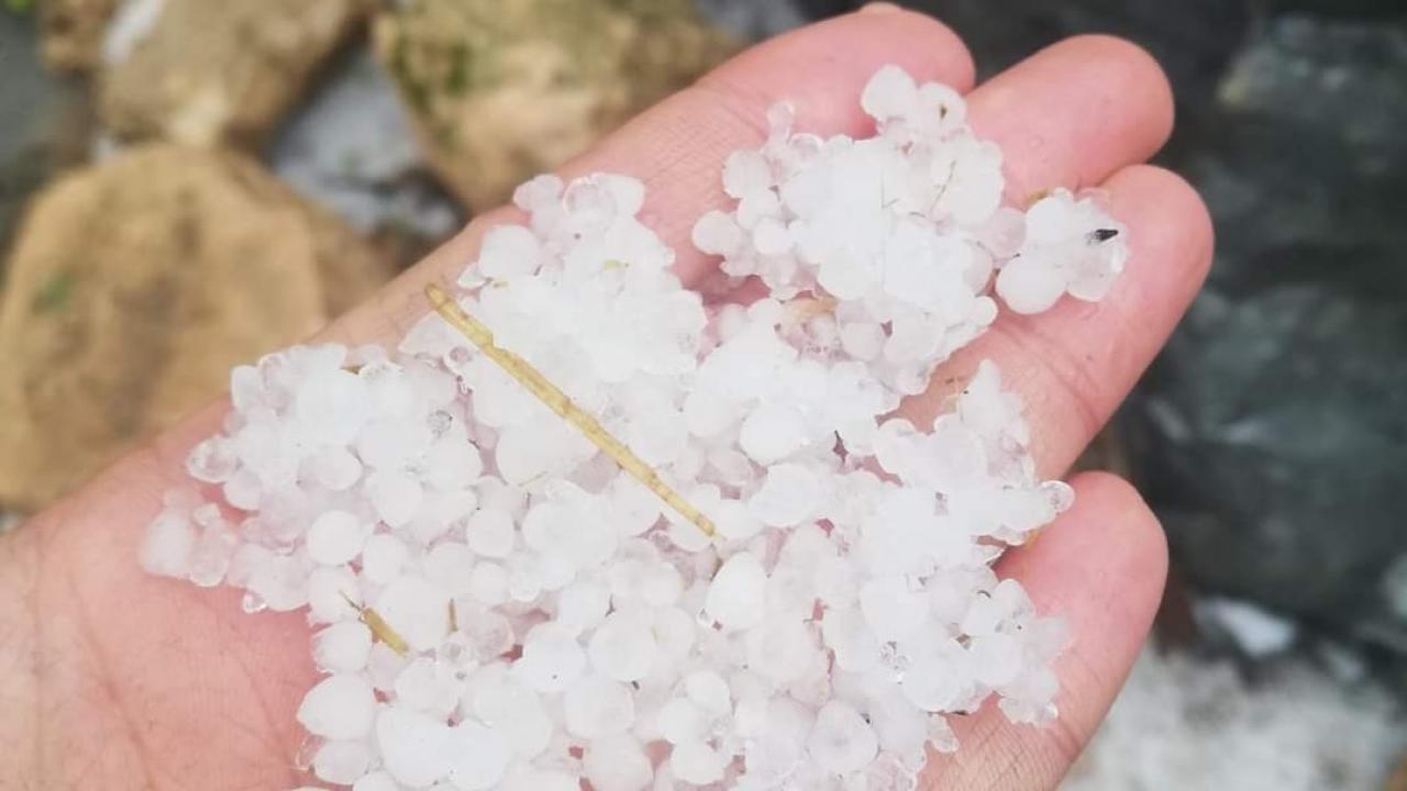 Tunceli- Çemişgezek`te dolu etkili oldu.