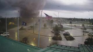 Teksas'ta ağır hasara yol açan hortum kamerada