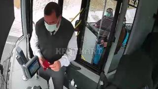 Otobüs şoföründen Türk bayrağı hassasiyeti