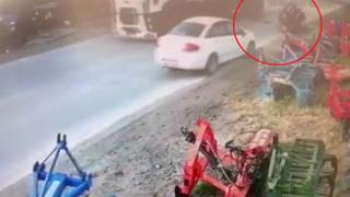 Kamyondan düşen ruloya çarpmaktan son anda kurtuldu