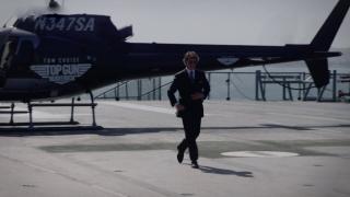 Tom Cruise'dan kırmızı halıya havalı giriş