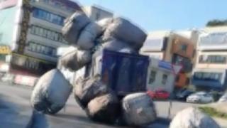 Kamyon kasasındaki çuvallar yola savruldu