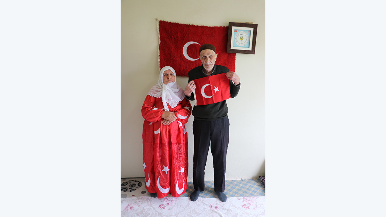 "Devletimiz, şehit düşen oğullarım ve kardeşim için bu fistanı giyiyorum"