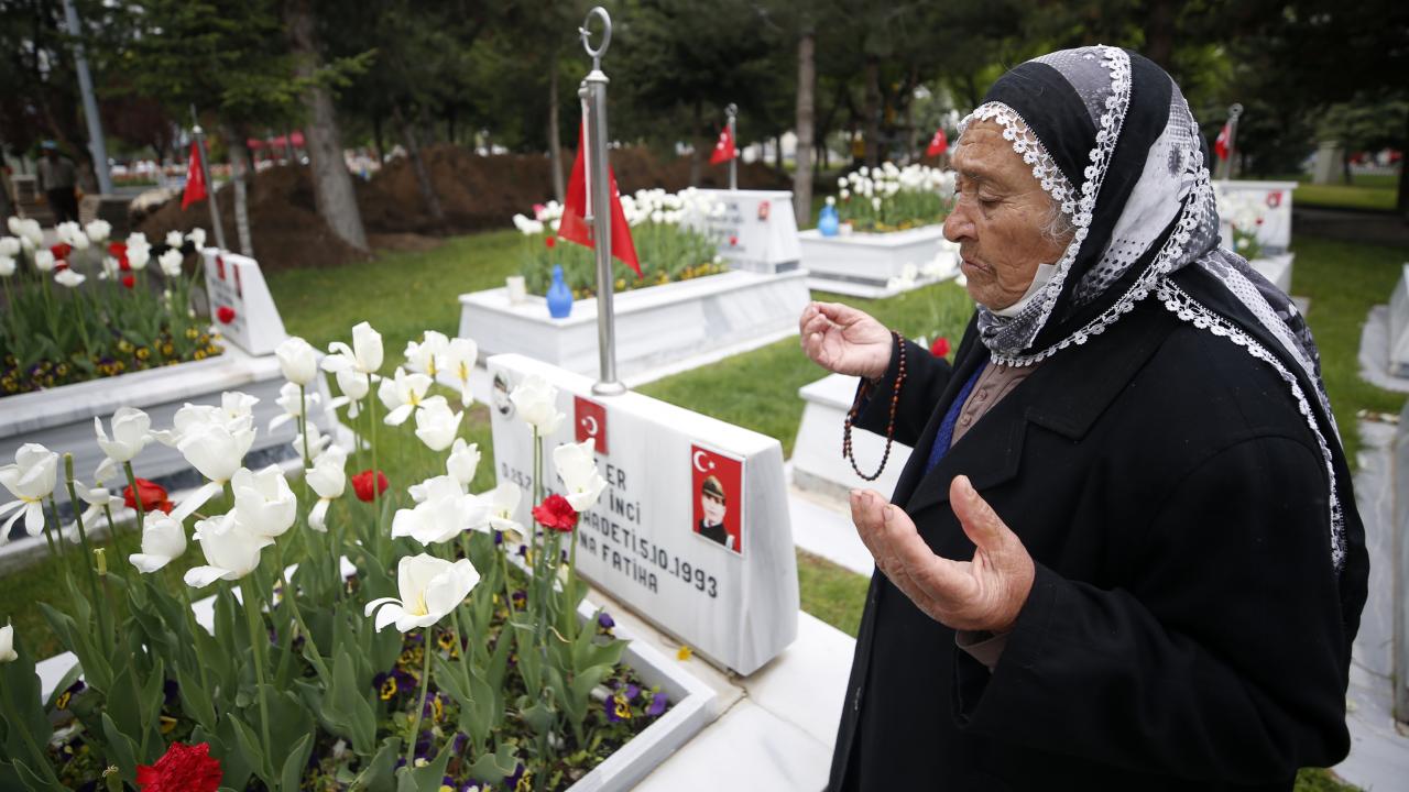 İnci, 1993 yılında Şırnak`ta şehit düşen oğlu er Ahmet İnci`nin Kartal Şehitliği`ndeki mezarının başında dua etti.