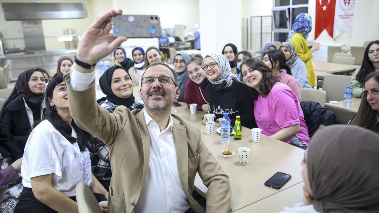 Bakan Kasapoğlu öğrenci yurduna sürpriz yaptı