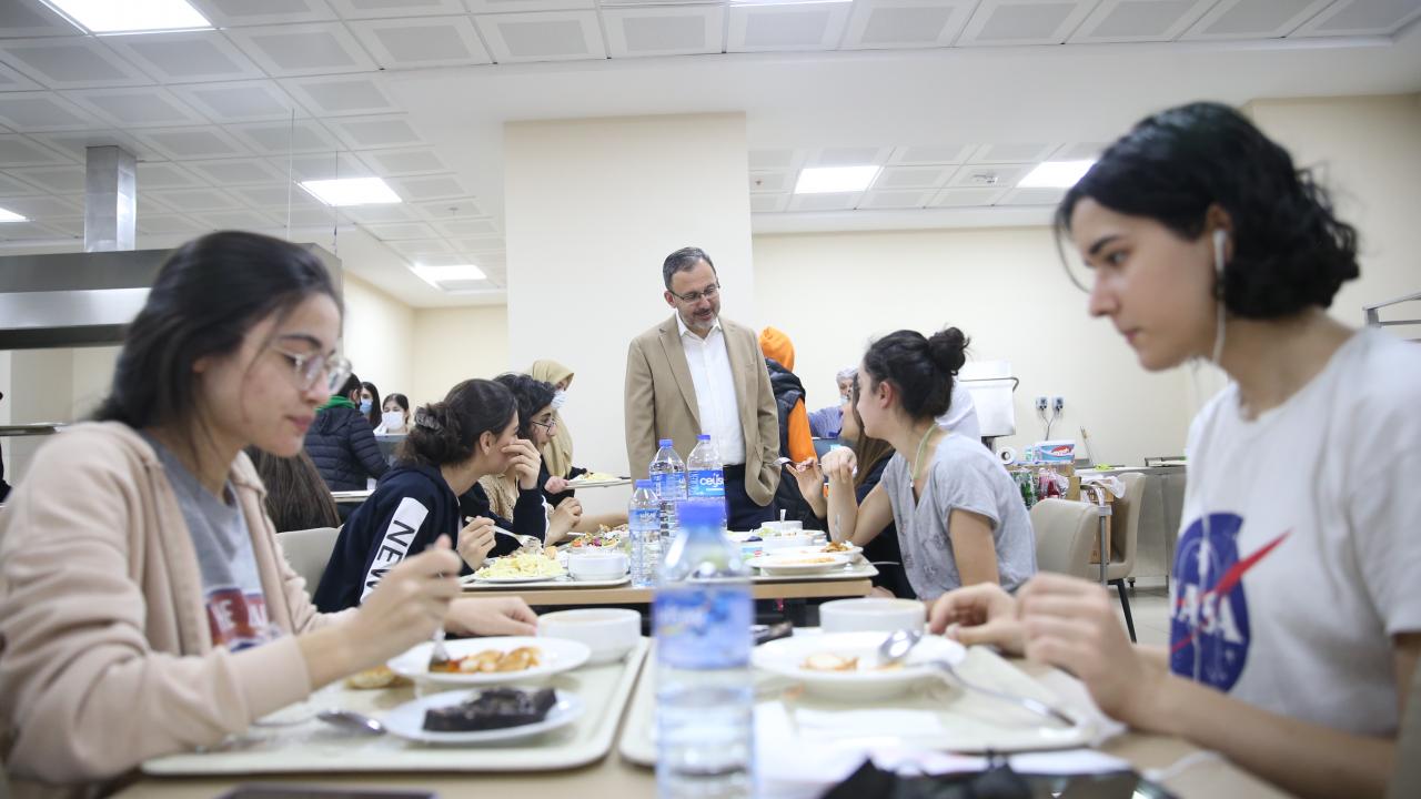 Bakan Kasapoğlu öğrenci yurduna sürpriz yaptı