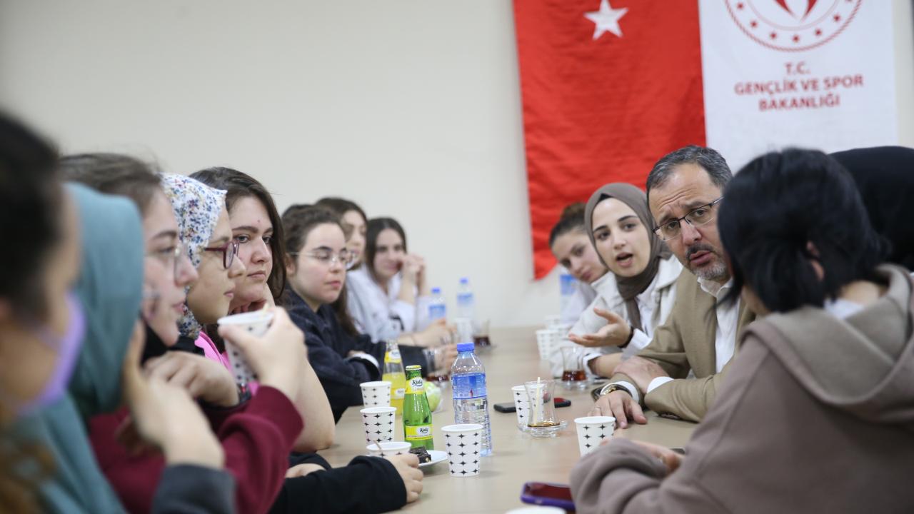 Bakan Kasapoğlu, annelerinin tarifiyle hazırlanan yemeklerin yer aldığı sofrada öğrenciler ile bir araya geldi. 