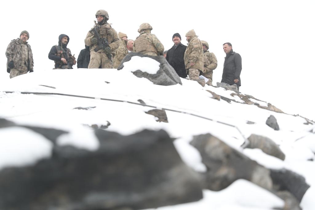 İçişleri Bakanı Soylu`dan ekiplere moral ziyareti