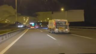 Çöp kamyonunun otoyolda tehlikeli ilerleyişi kamerada