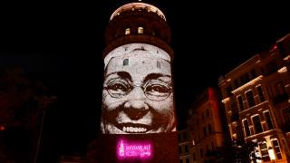 Galata Kulesi'ne yansıtılan fotoğraflarla Anneler Günü kutlandı