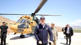 Bakan Akar komutanlarla sınırın sıfır noktasında